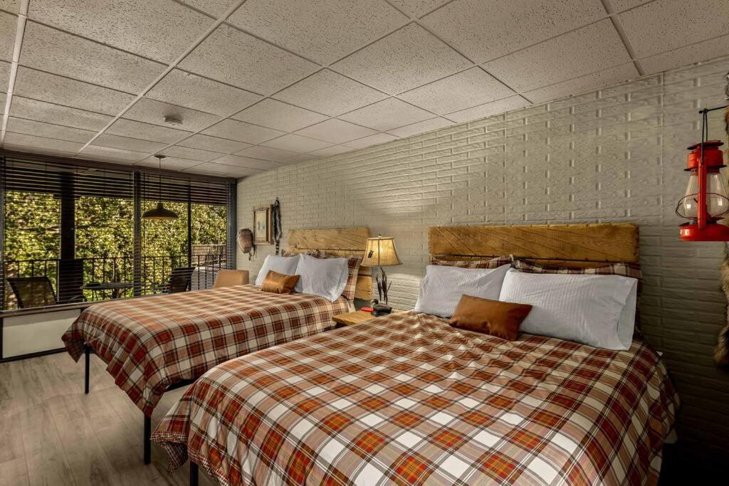 Stonegate Lodge 2 Queen Beds WIFI 50in Roku TV Salt Water Pool Room #105 - Ferienwohnung Eureka Springs