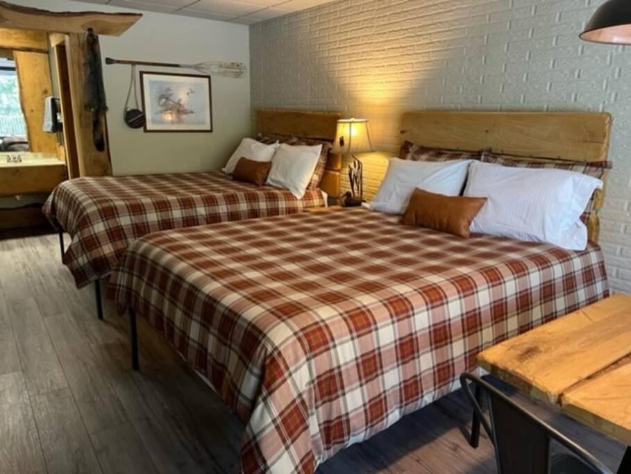 B&B Eureka Springs - Stonegate Lodge 2 Queen Beds WIFI Roku TV Salt Water Pool Room #106 - Bed and Breakfast Eureka Springs