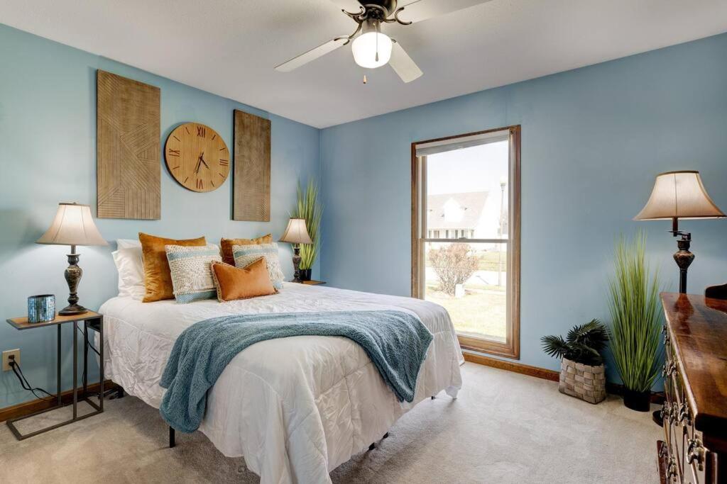 Spacious Derby Home with Hot Tub - B&B Louisville