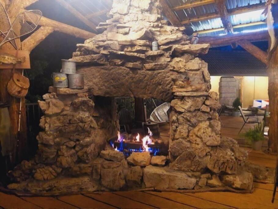 Stonegate Lodge Bed, WIFI, 50in Roku TV, Salt Water Pool Room #109 - B&B