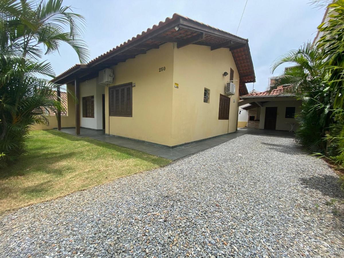 B958 - Casa de praia com 3 quartos em Bombinhas SC - B&B Bombas
