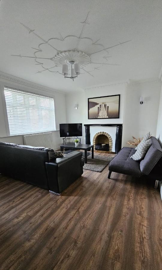 The Crescent, 3 bed house with 2-3 parking spaces, great for contractors and family - B&B