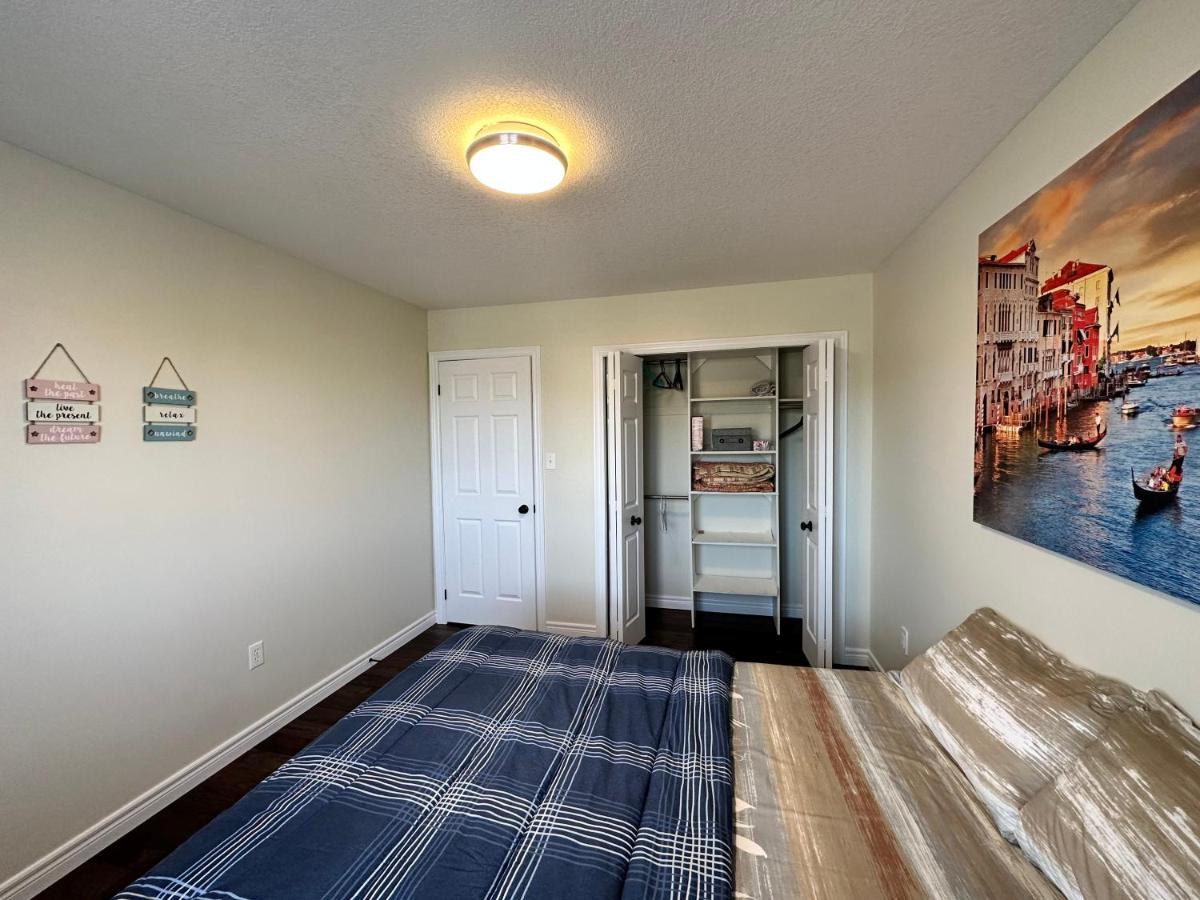 Comfortable Modern Room near YKF Airport III - B&B