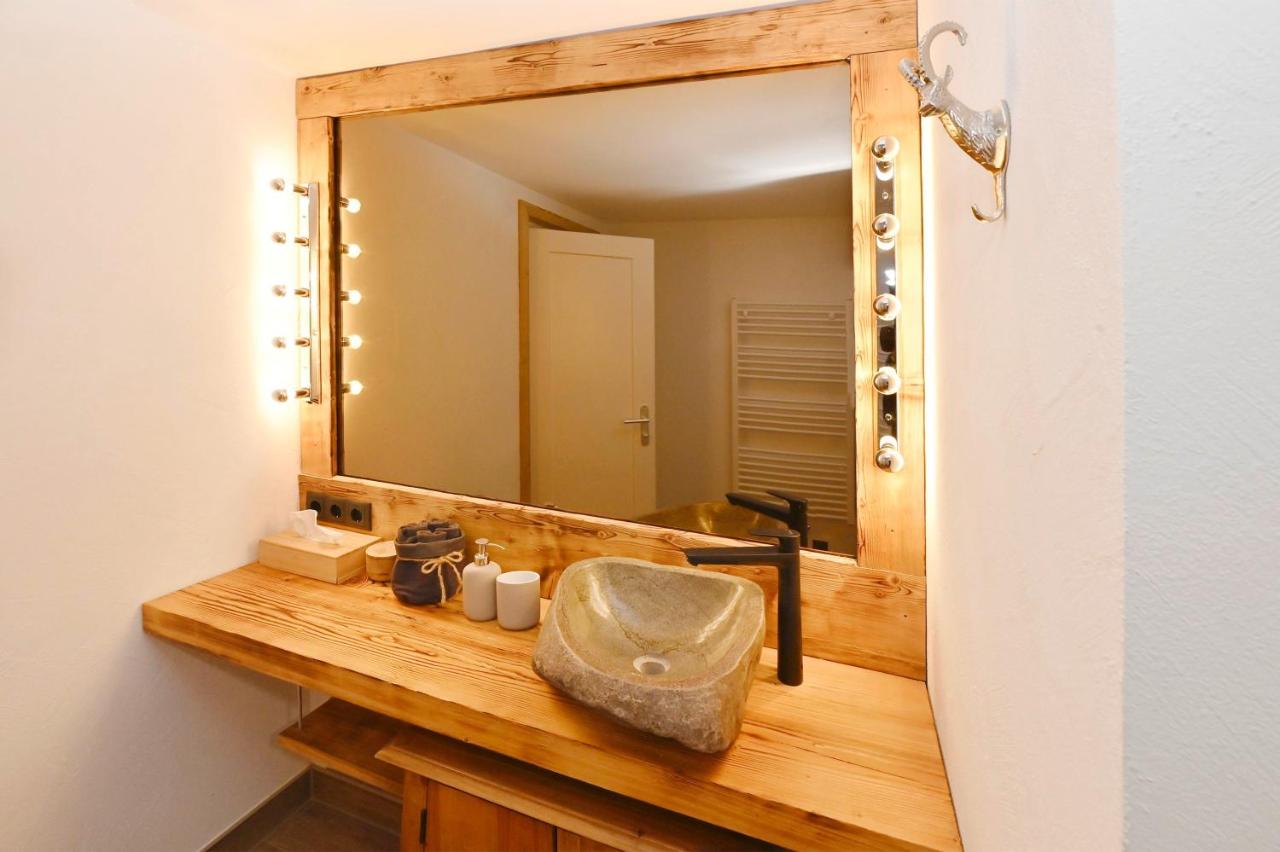 One-Bedroom Apartment with Shower