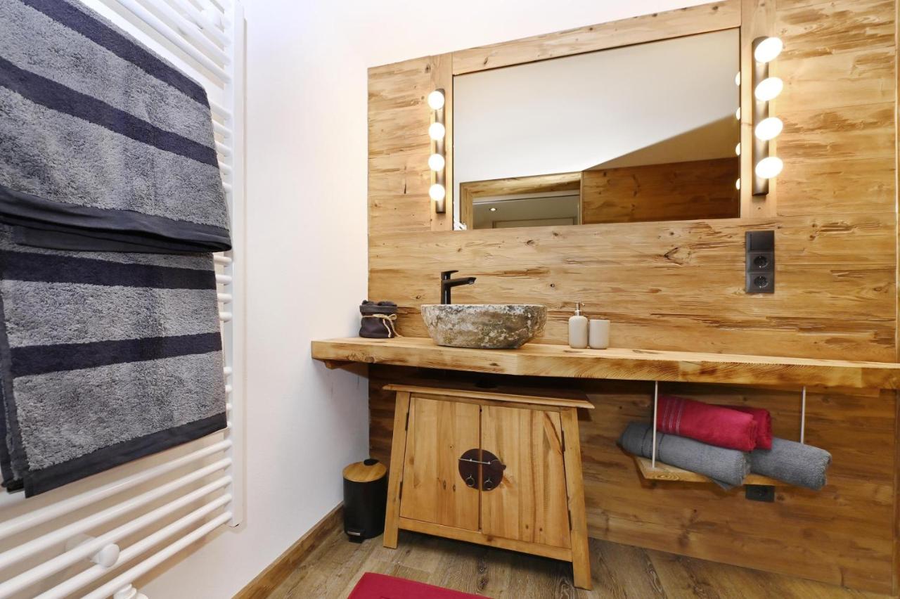 One-Bedroom Apartment with Shower