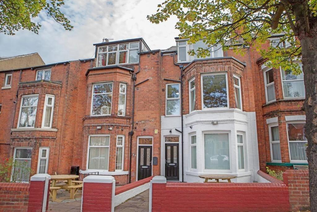 HUGE 12 Bedroom sleep 24 luxury with 2 HOT TUBS - Chambres d’hôtes Scarborough