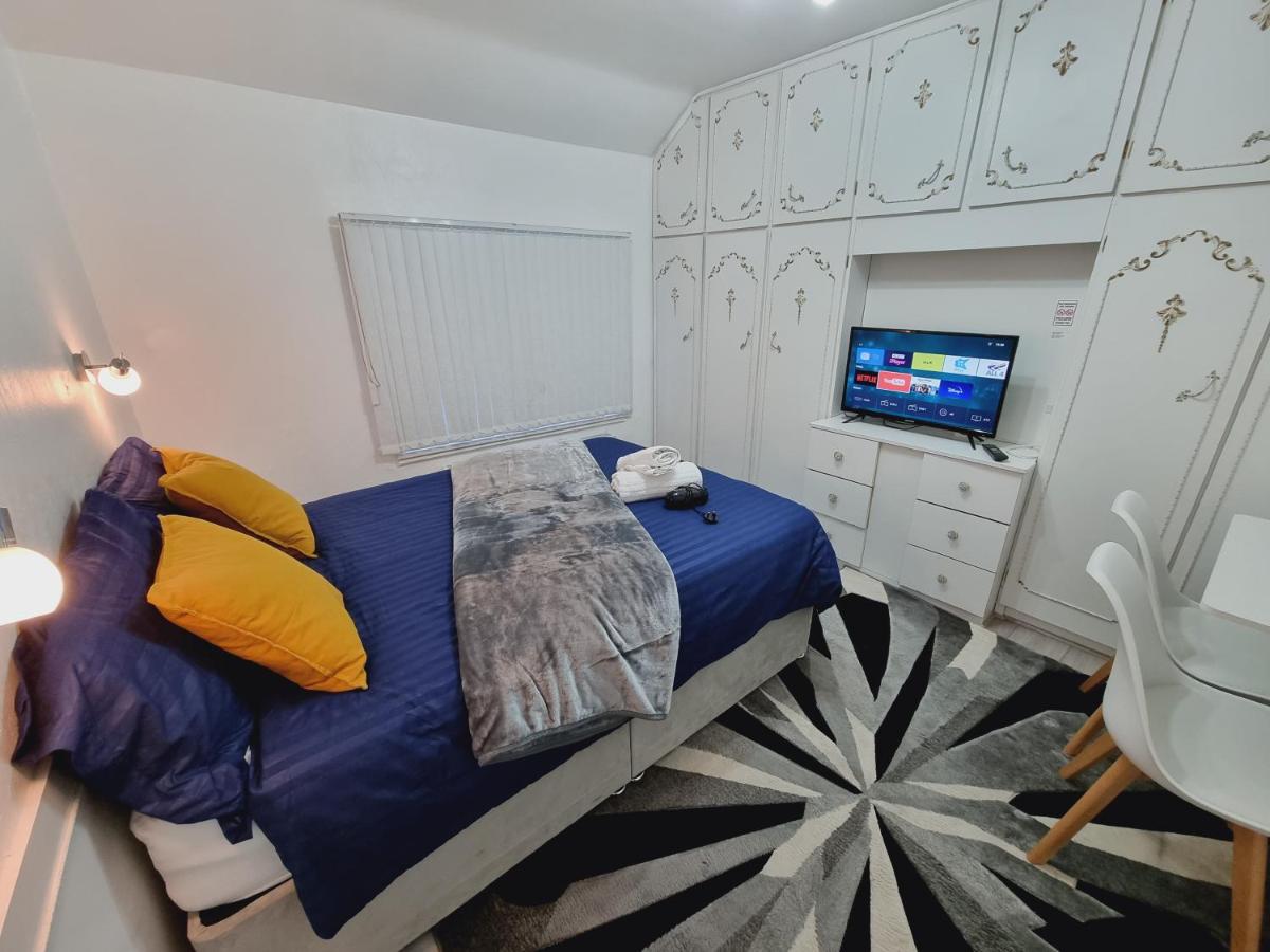 Luxury double bed with Private Bathroom, NETFLIX, work space and WiFi - B&B