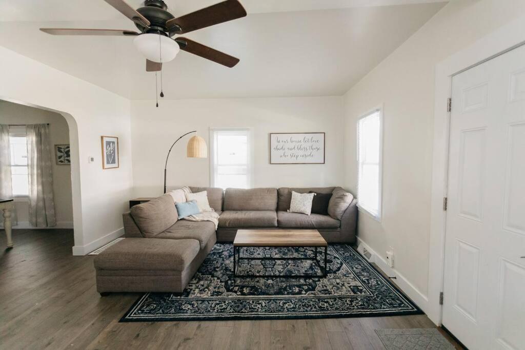 Beautiful Cape Cod House in Central Location - B&B