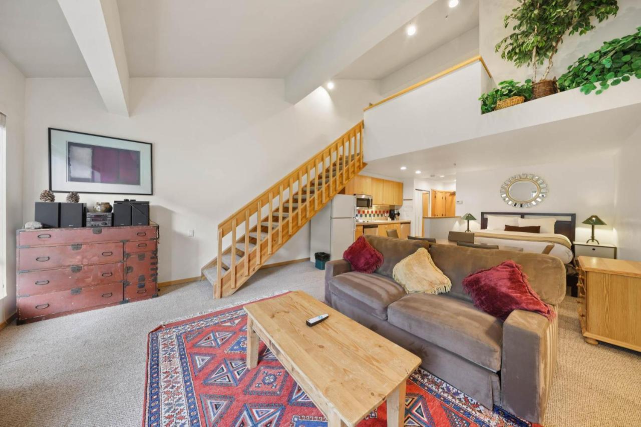 Palisades Tahoe Lodge Rentals Studio Loft #345 - Bed and Breakfast Olympic Valley