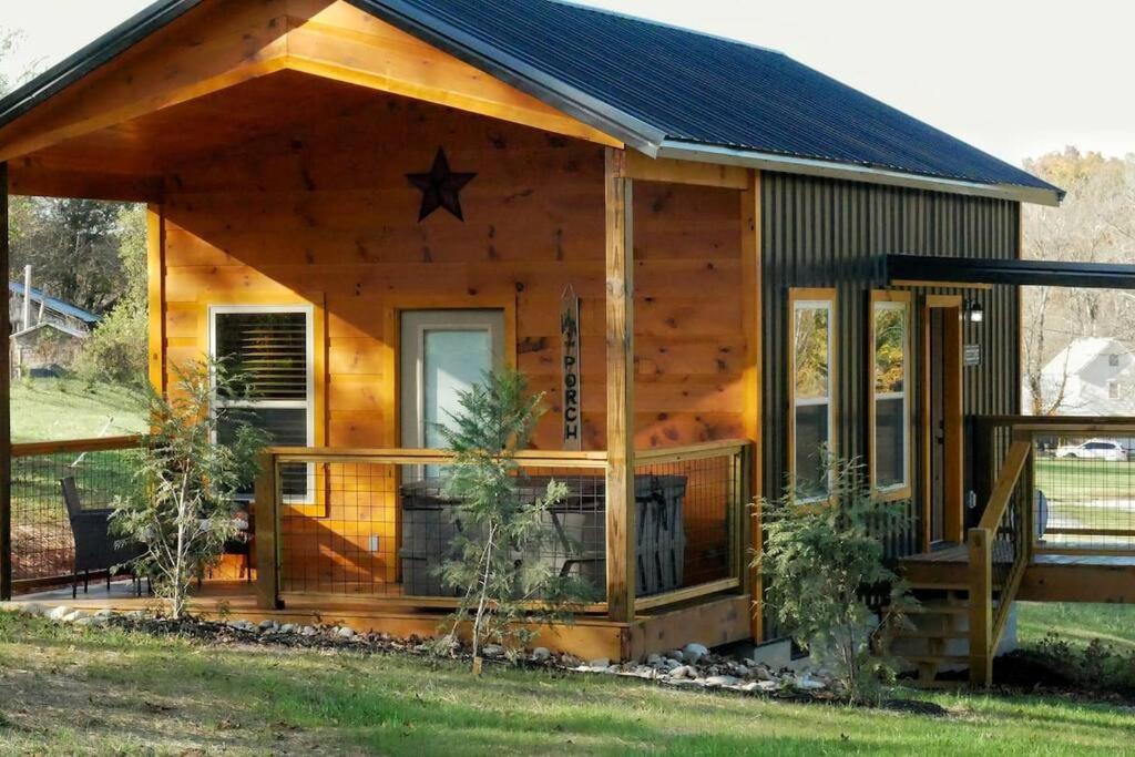 B&B Sevierville - Cozy Cabin - New Tiny Cabin with Hot Tub/Fire Pit - Bed and Breakfast Sevierville