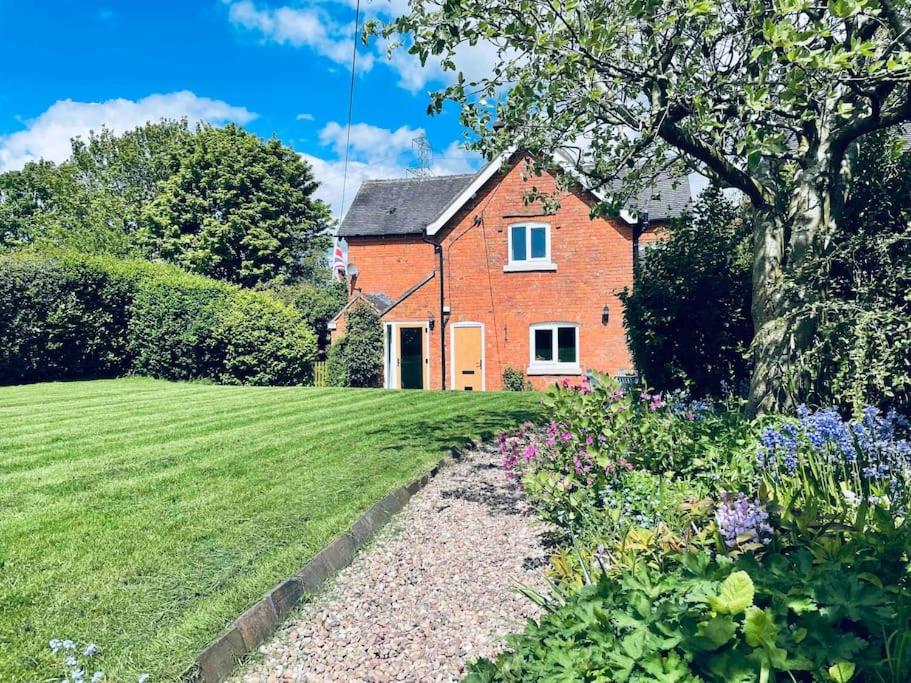 The School House, Cresswell - B&B Stoke-on-Trent