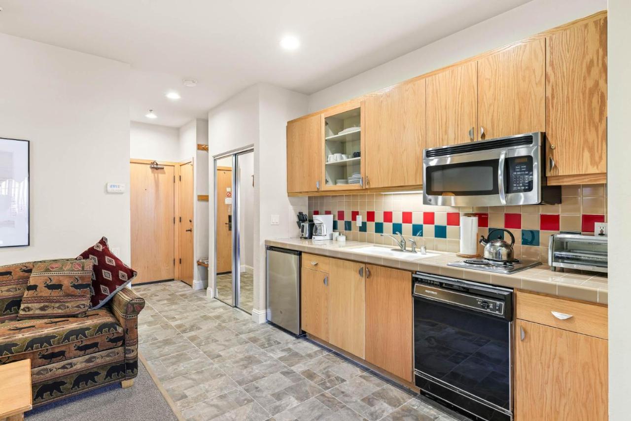Palisades Tahoe Lodge Rentals Studio #154 - B&B