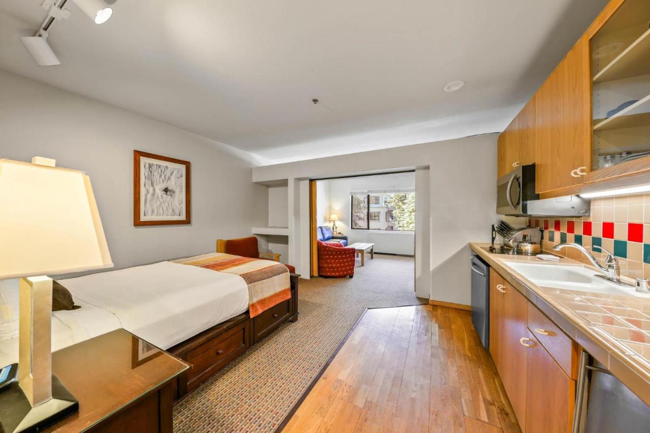 Palisades Tahoe Lodge Rentals Studio #246 - B&B