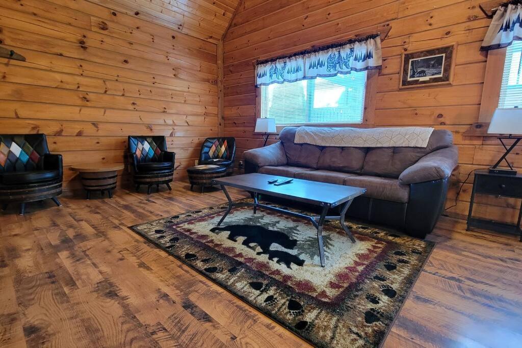 The Grizzly Den Cabin Warrens WI - Chambres d’hôtes Warrens
