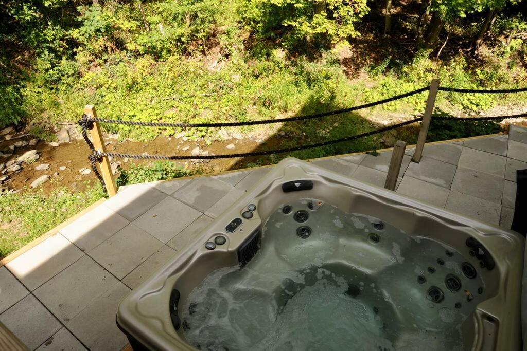 SKI Bike, Hike & Golf Townhouse w/ Hot tub - Chambres d'hôtes Ellicottville