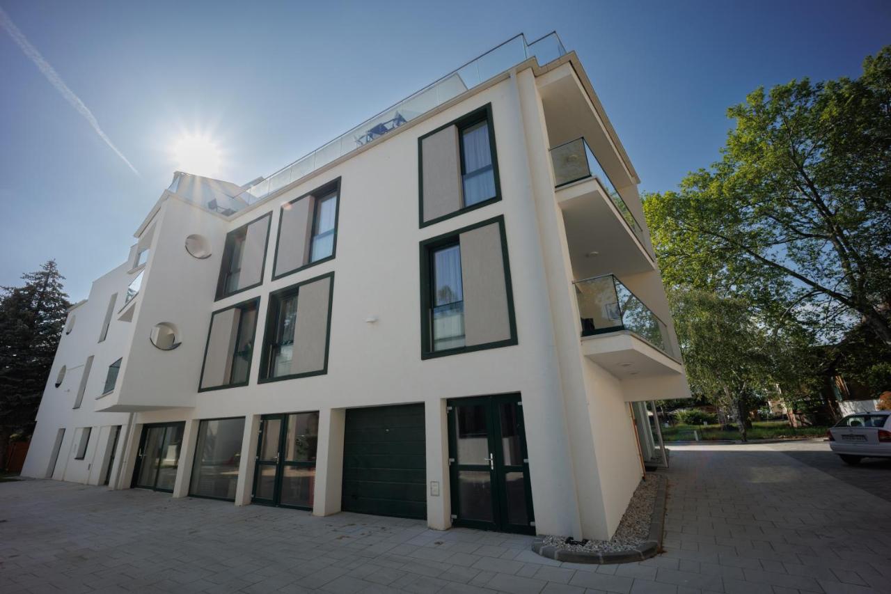 Villa Bauhaus Penthouse Wellness Apartman 1 - Chambres d’hôtes Siófok