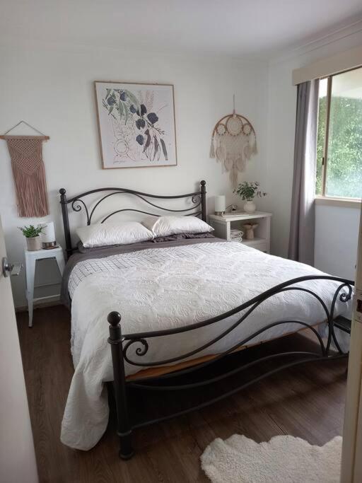 Queen Bedroom Shared Cottage - B&B