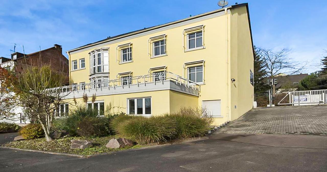 Saar-Chalets Gruppen-Apartment - Workers welcome! - Free Parking - Fast WIFI - Smart TV - WM - B&B