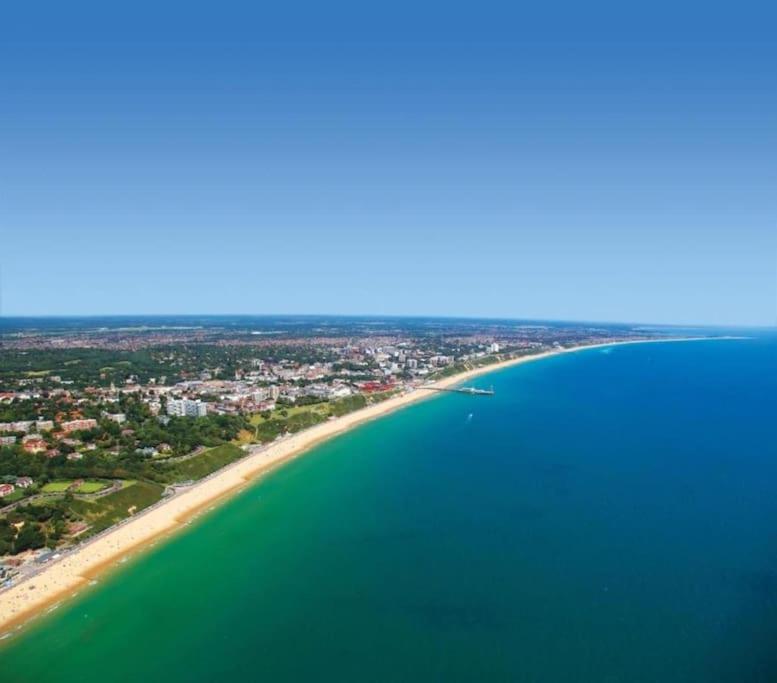 LOOKOUT by BOURNECOAST - A Stylish Flat with a Balcony, SEA GLIMPSES and Parking- Just a 10 Minute Walk to the Sandy Beaches - FM8405 - Chambres d'hôtes Southbourne