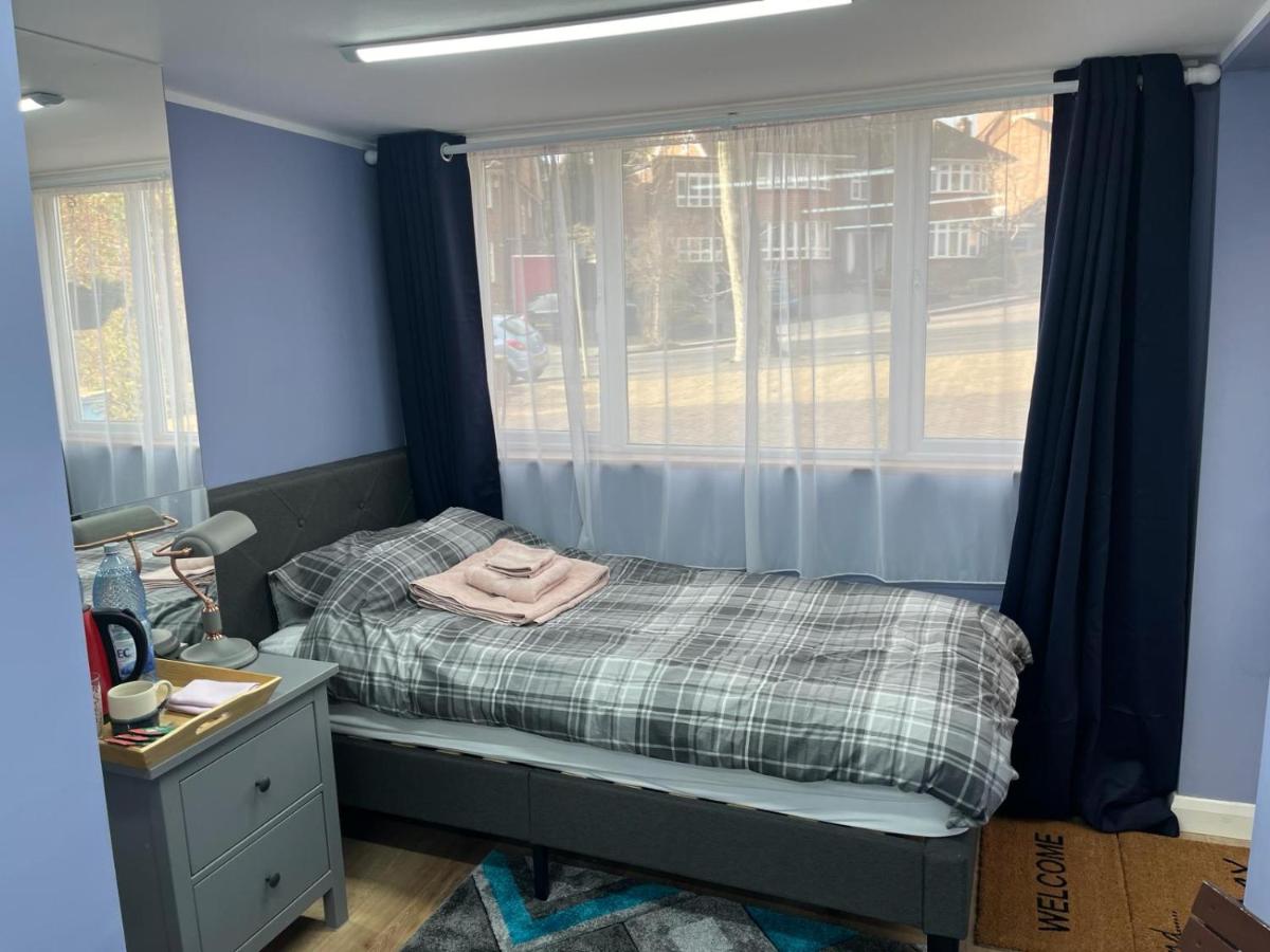 Cozy Guest Room in High Barnet (London) with Private Entrance and Small Terrace - Ferienwohnung