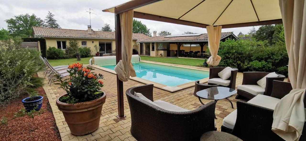 Villa indépendante, parc et piscine privée, ramassez vos oeufs coques - Bed and Breakfast Saint-Médard-de-Guizières