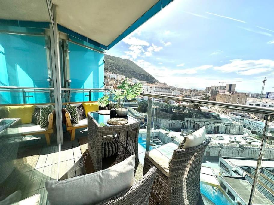 B&B Gibraltar - Bright Ocean Village Apartment - Bed and Breakfast Gibraltar
