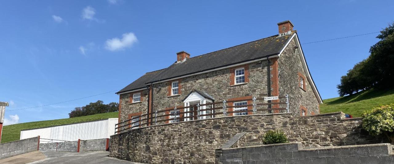 Luxury farmhouse Sleeps 8 hottub Brecon Beacons - B&B Brecon