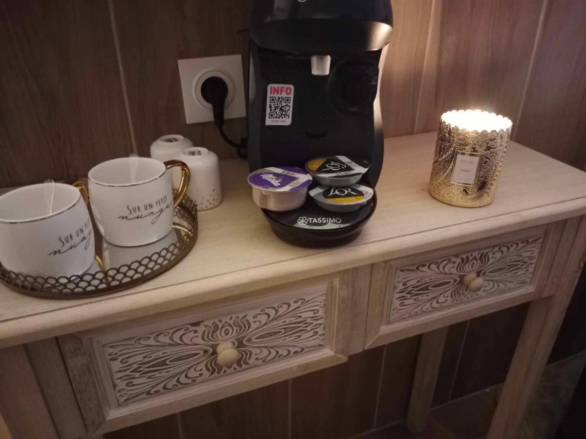 Zimmer mit Kingsize-Bett und Whirlpool