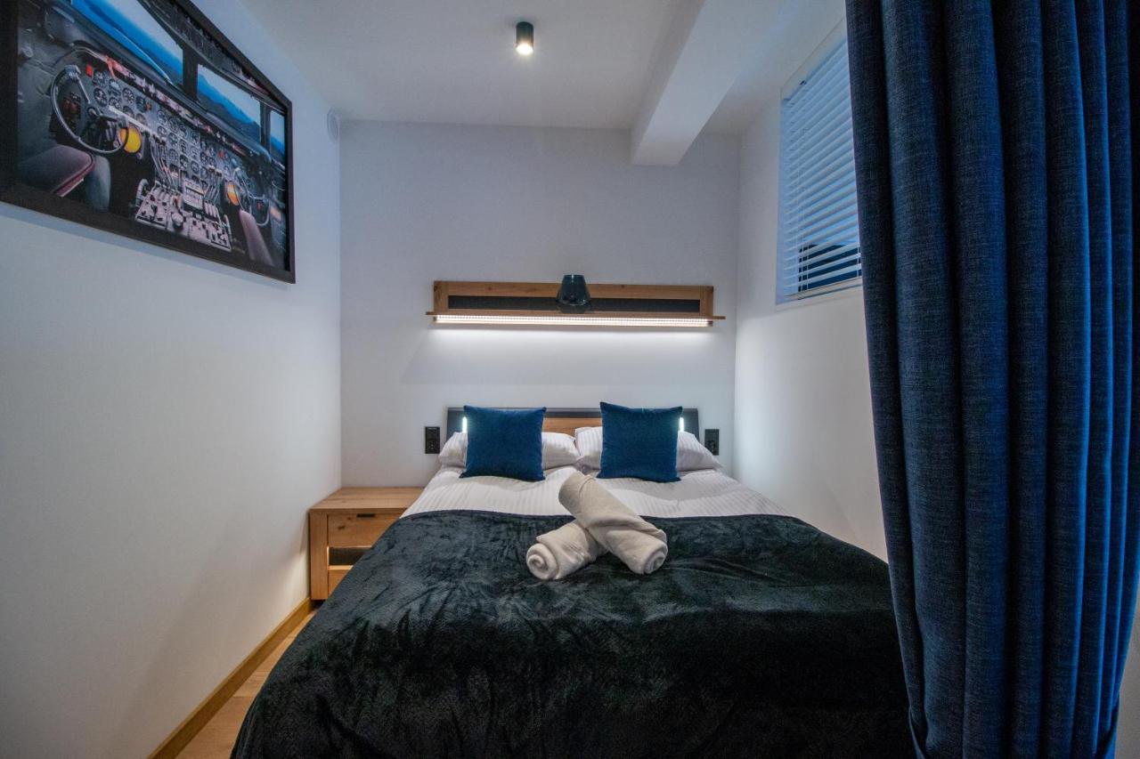 Apartament AVIATOR - lokalizacja w centrum, wysoki standard z KLIMATYZACJĄ, balkon, prywatny parking - Ferienwohnung
