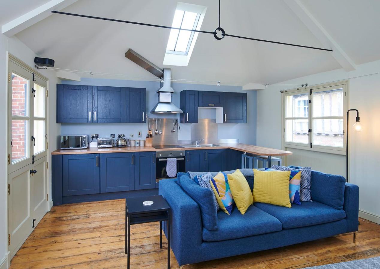 Studio 2 - Central Location Sleeps 4 - B&B