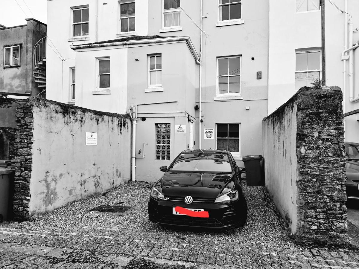 Harbour Court Plymouth - Free Parking - tucked away on the Barbican with courtyard - by Ocean City Retreats - B&B