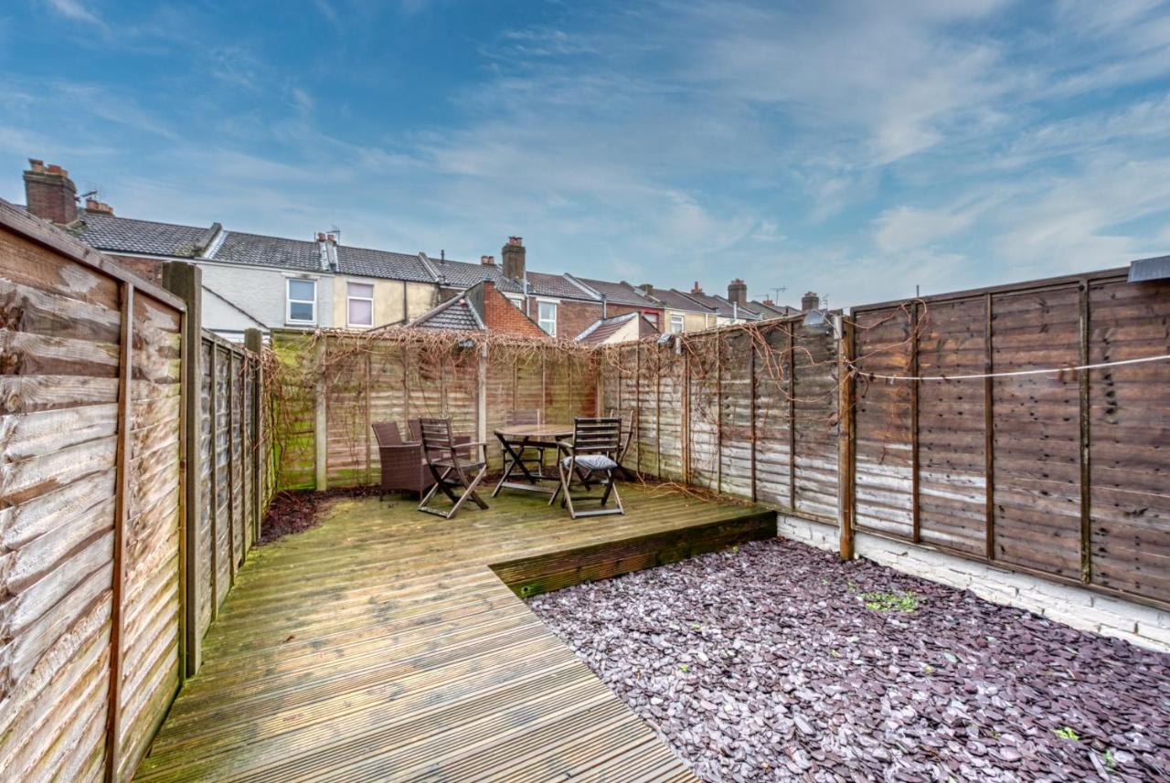 SUMMER SPECIAL OFFER!! Spacious & Stylish 3 Bedrooms House, Central Portsmouth, Sleeps 6, Parking - by Blue Puffin Stays - B&B