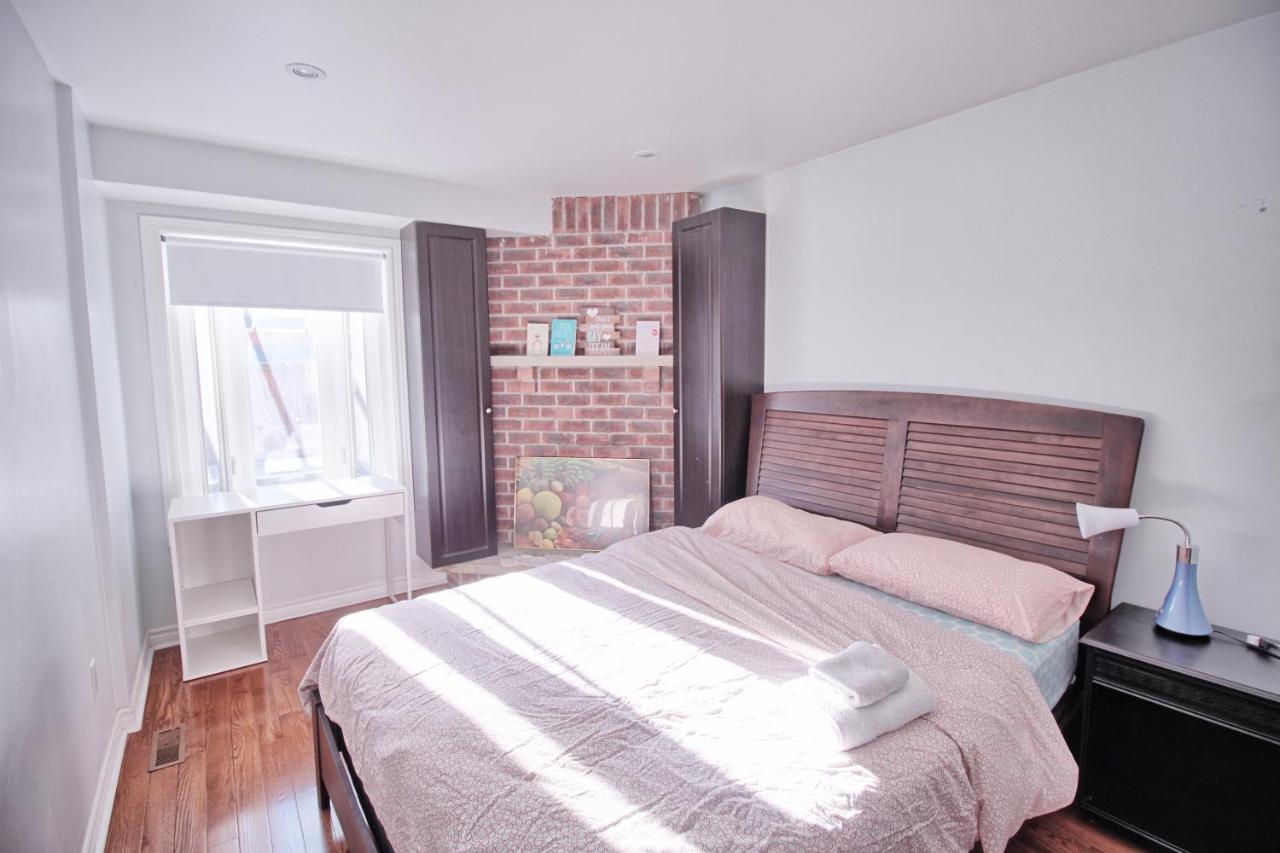 Beautiful room with private powder room - B&B Vaughan