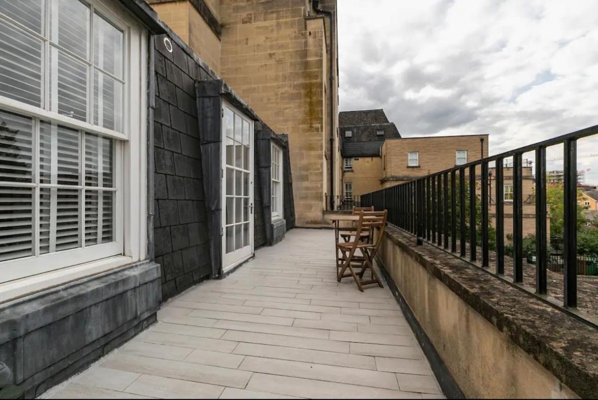 Lux 2-Bed Apt Central Location Balcony & Parking - Bed and Breakfast
