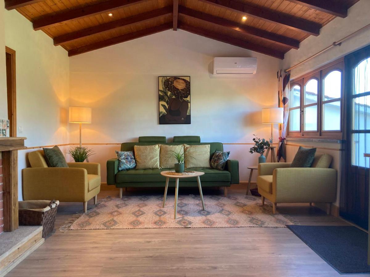 A Casa Amarela Guesthouse - B&B São Martinho da Cortiça