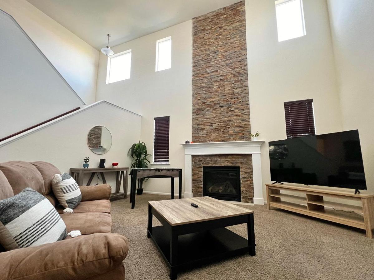 Modern 4BR 2,5Bath Retreat - Games - DEN Airport in 15 min - B&B