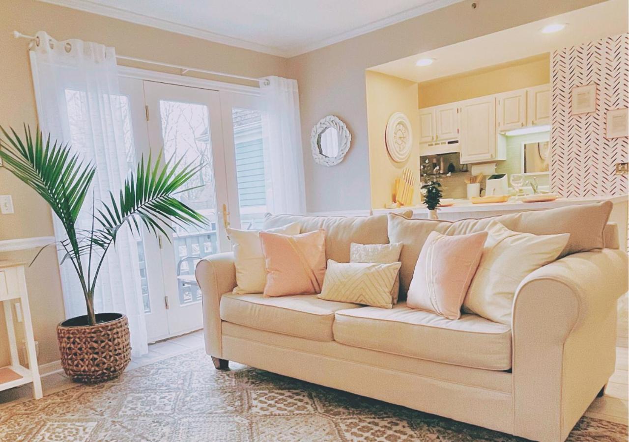 Luxury Villa- 3 mins to Mohegan- Fully Stocked with Fireplace- Jacuzzi, Saltwater Pools, Sauna - B&B Norwich