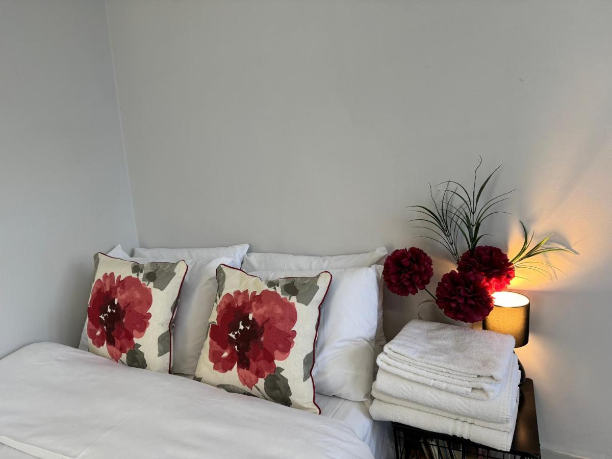 B&B Surbiton - Surbiton Home with free parkings, Surbiton, Kingston upon Thames, Surrey, Greater London UK - Bed and Breakfast Surbiton