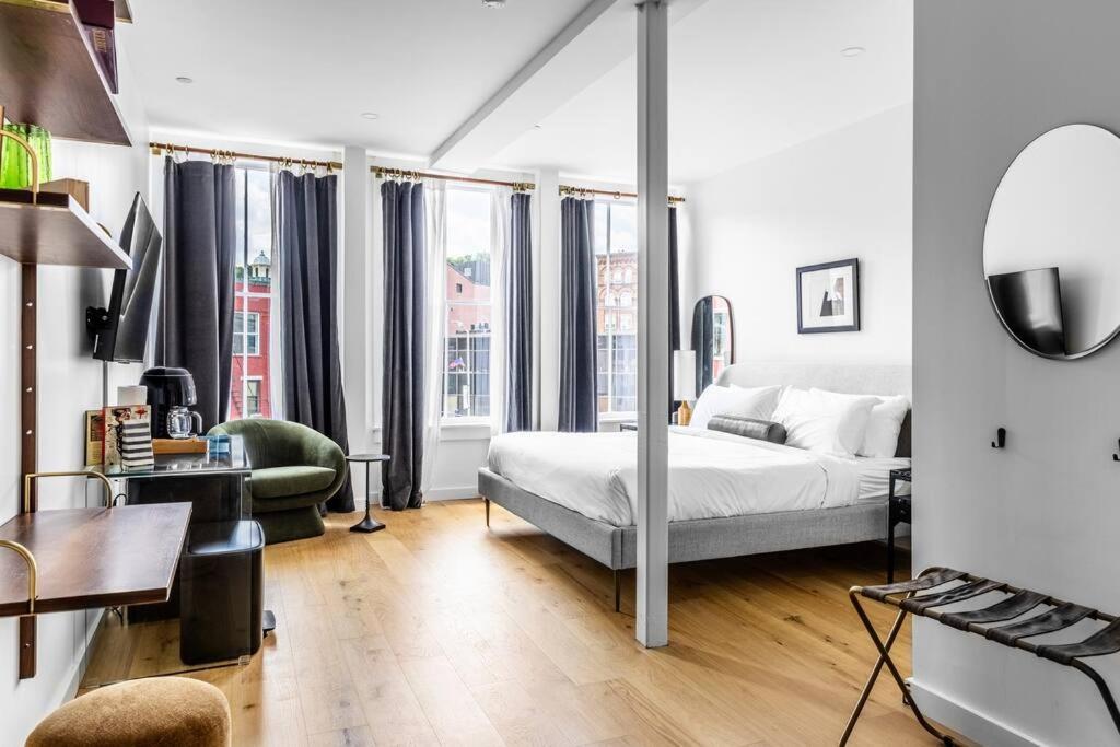 The Phenix Historic DTWN Hotel, King Bed, Pickering Square View, Room # 301 - B&B