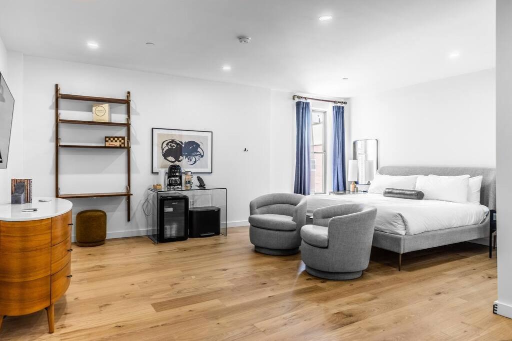 Historic DTWN Hotel, The Phenix, King Bed, Room # 303 - B&B