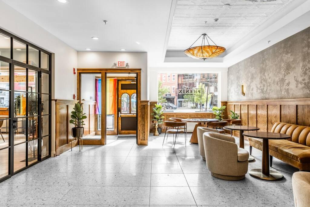 Historic DTWN Hotel, The Phenix, King Bed, Room # 303 - Chambres d’hôtes Bangor