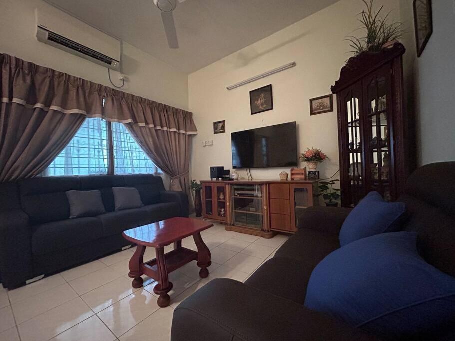 B&B Ipoh - Ipoh Simple Famliy Homestay 3R3B 7-9pax SY24 - Bed and Breakfast Ipoh