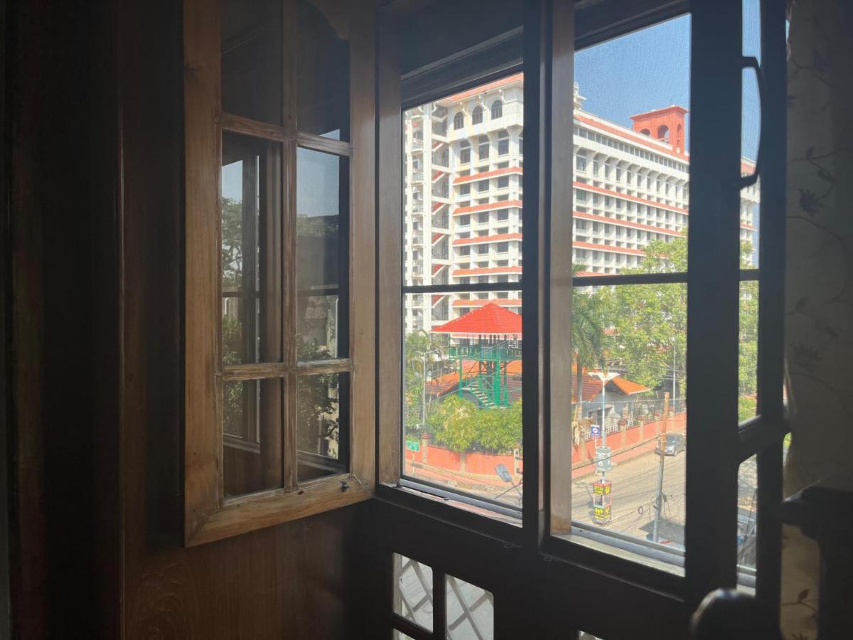 Court View Homestay - Bed and Breakfast