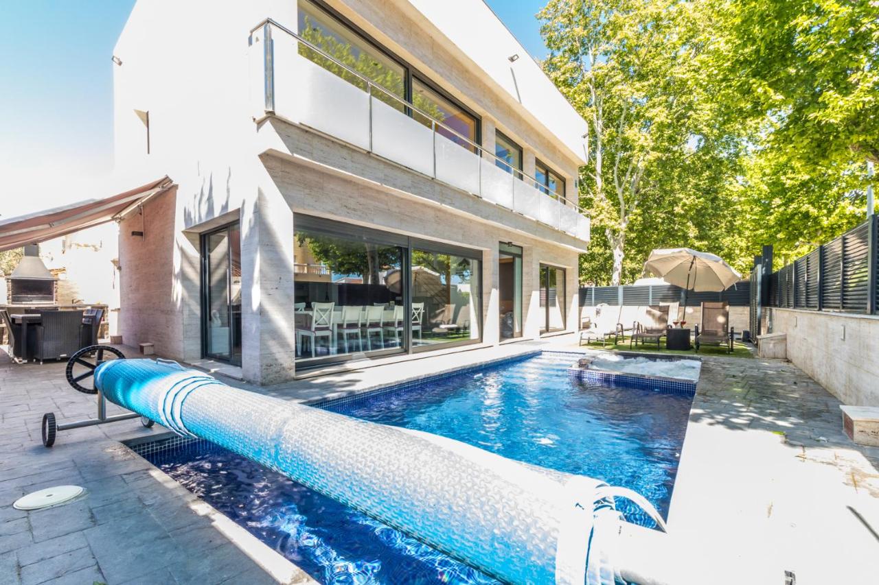 Goldhome - Villa de lujo Piscina climatizada con jacuzzi para 12 personas - B&B Empuriabrava