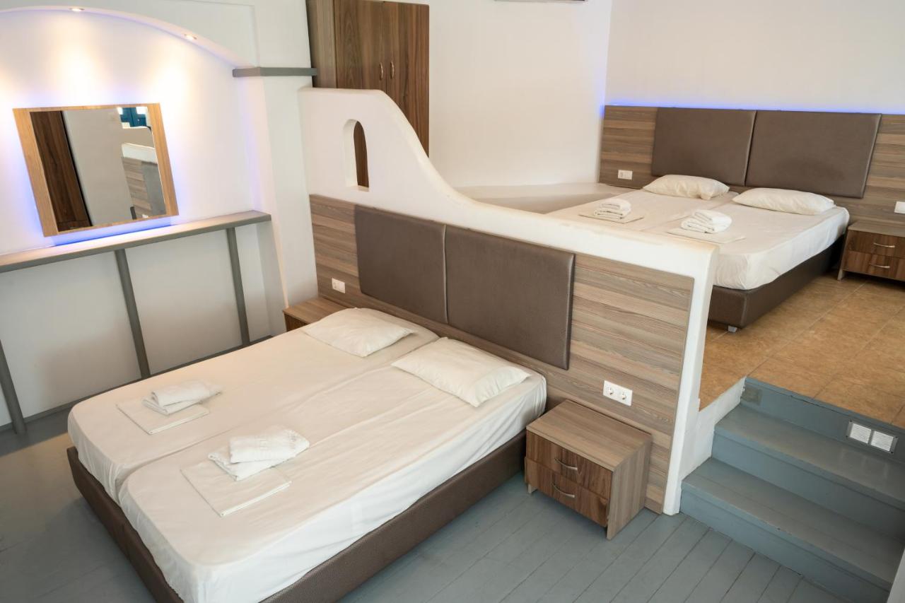 Cave Suite with Sea view and Pool View