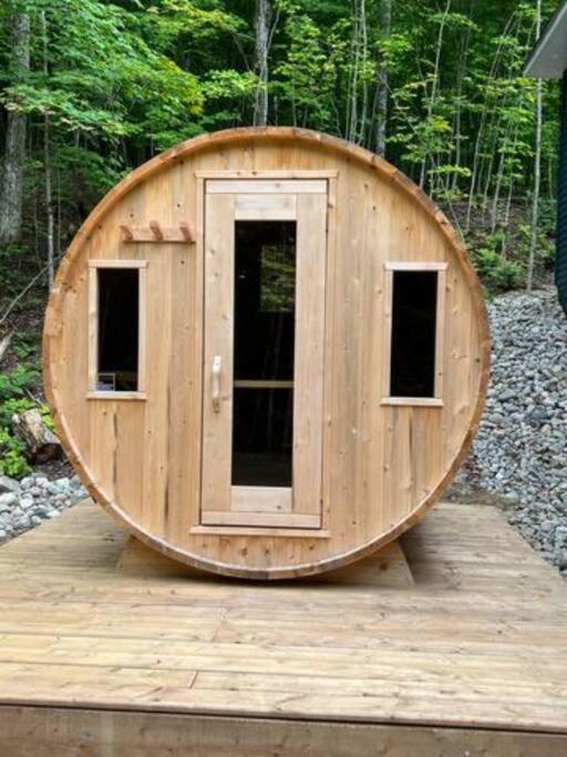 Lux Winter Getaway with Hot Tub, Sauna, EV charger - Bed and Breakfast Haliburton