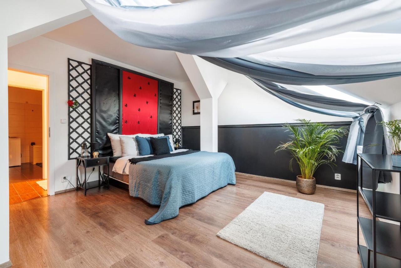 Spacious flat & parking possibility, 3 stops to Wenceslav square - B&B Praga