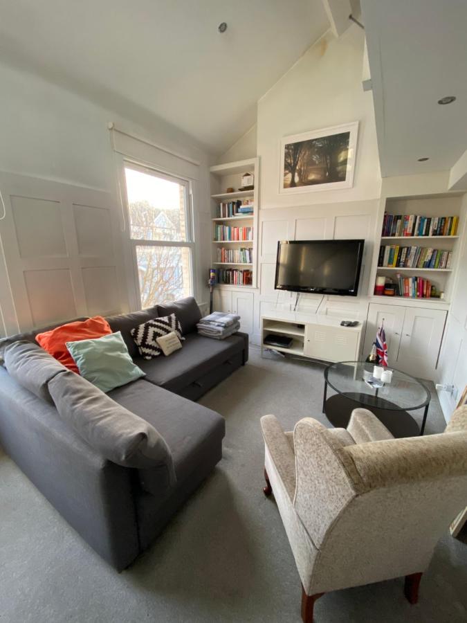 B&B London - Gorgeous Hammersmith home. Sleeps 6. Tube 5 mins! - Bed and Breakfast London