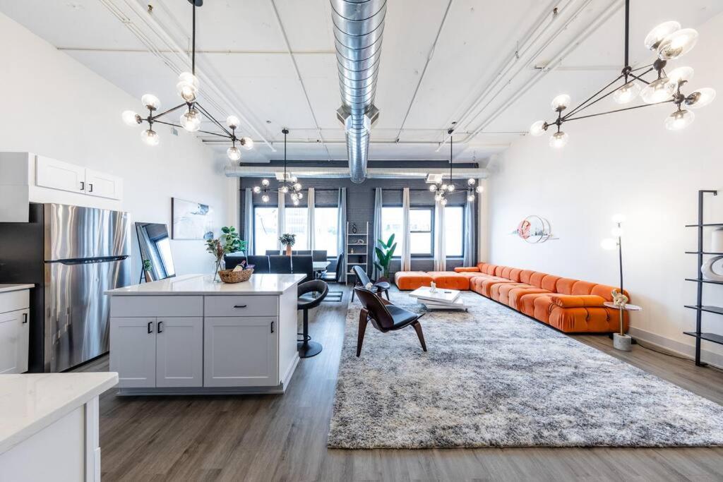 Luxury 6BR Loft Suite Perfect for 12 Guests with Skyline Views, Optional Parking and Gym Access Near McCormick Place and Soldier Field - B&B Chicago