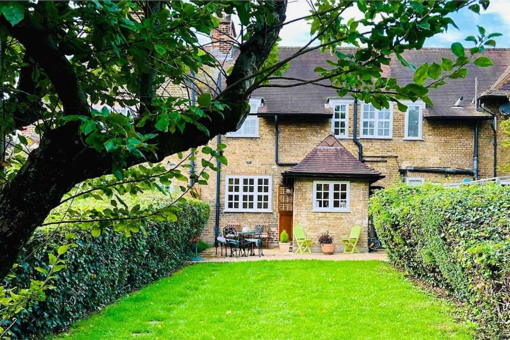 B&B London - The Hidden Cottage - Bed and Breakfast London